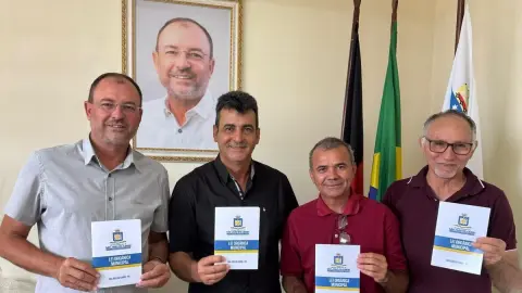 Câmara de São João do Cariri entrega exemplares da nova Lei Orgânica Municipal